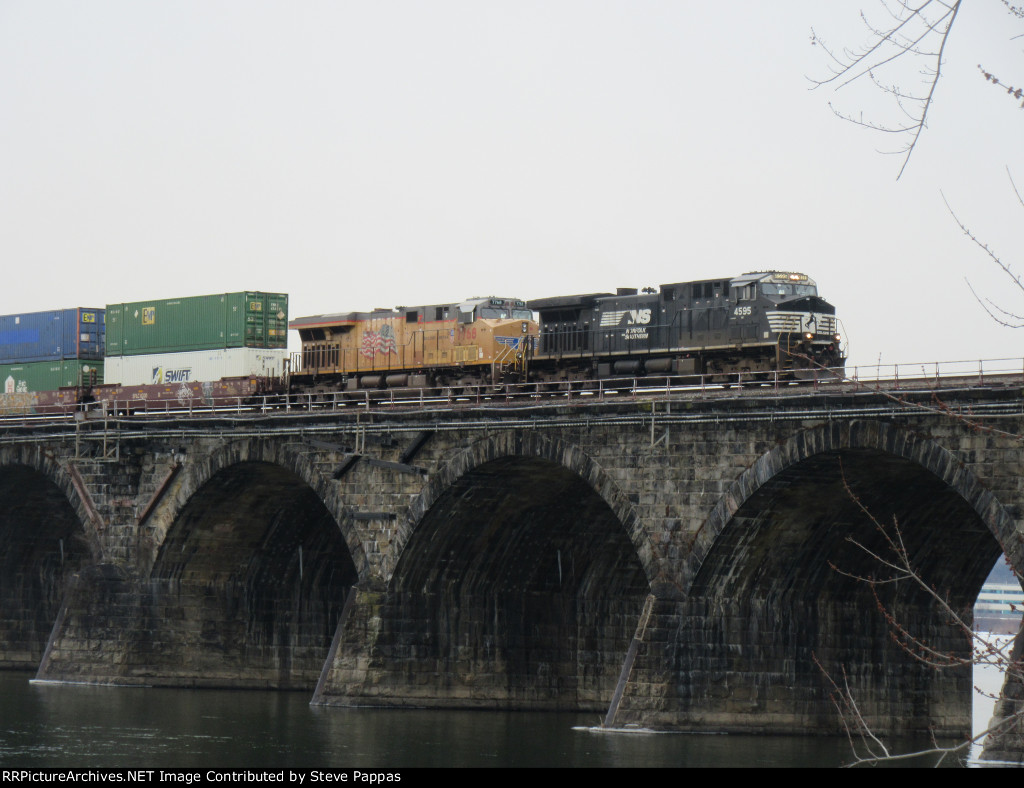 NS 4595 and UP 7768 cross Rockville Bridge